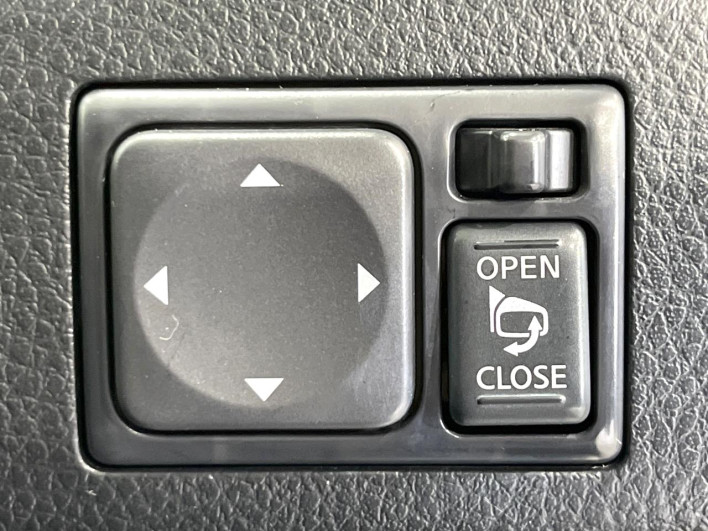 2012 Nissan Serena DBA-FNC26 (UW-6a2a26515c899)[17]