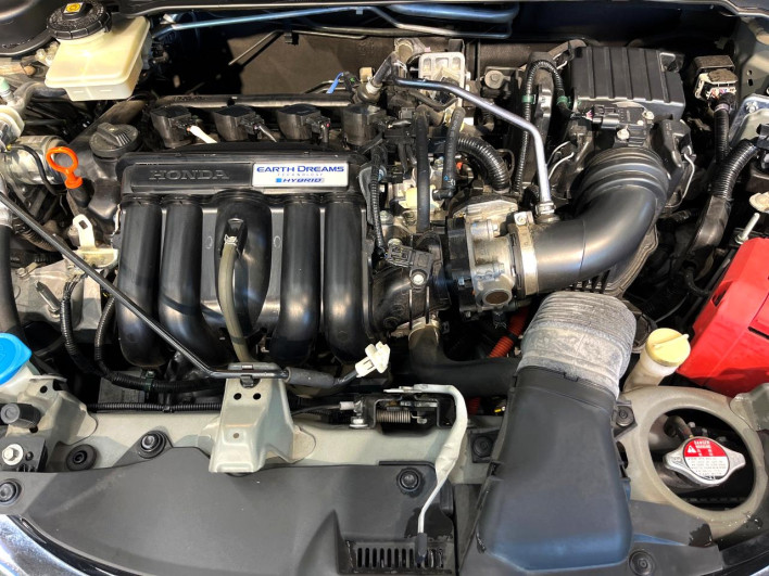 2015 Honda Fit Hybrid DAA-GP5 (UW-6a2a266baa014)[4]