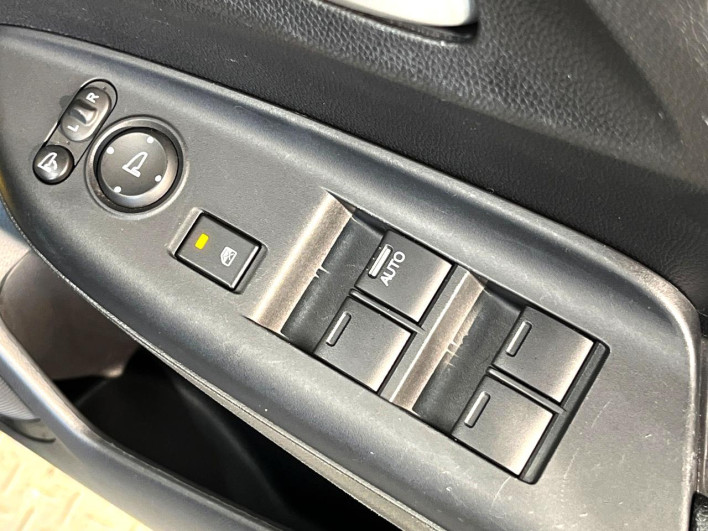 2015 Honda Fit Hybrid DAA-GP5 (UW-6a2a266baa014)[27]