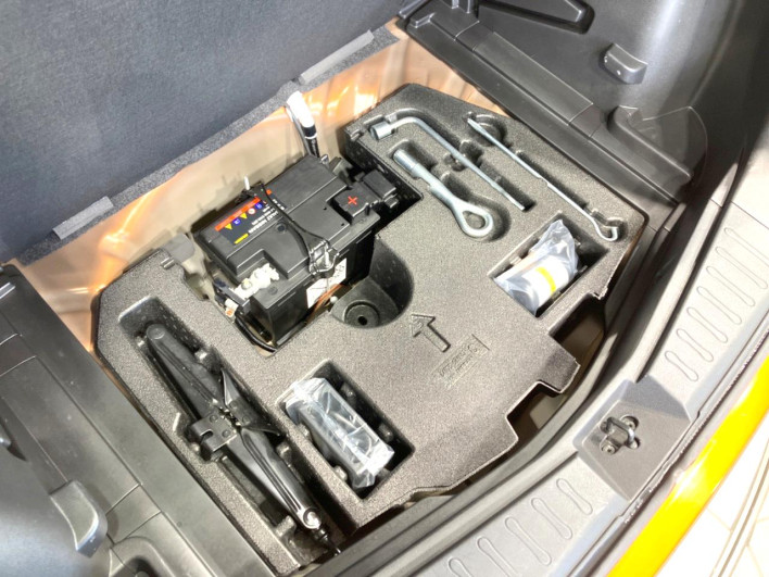 2016 Nissan Note DAA-HE12 (UW-6a2a267bdef56)[10]