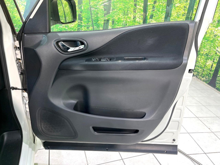 2015 Nissan Serena DAA-HFC26 (UW-6a2a2684d6a77)[28]