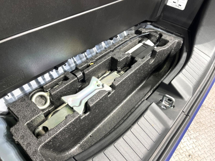 2018 Honda N-BOX CUSTOM DBA-JF3 (UW-6a2a26a0794b8)[15]