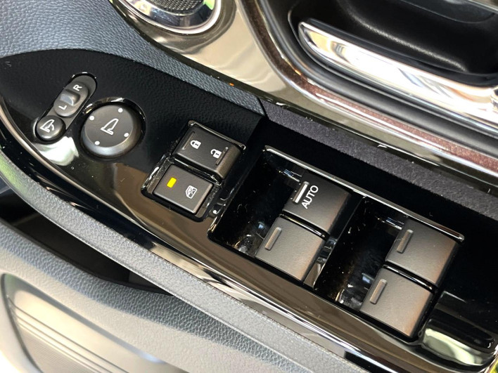 2019 Honda N-BOX CUSTOM DBA-JF3 (UW-6a2a26a324c9b)[28]