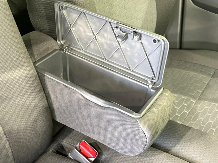 2018 Daihatsu Wake DBA-LA710S (UW-6a2a26f03cd77)[23]