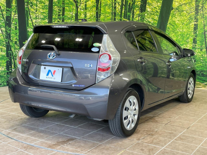 2013 Toyota Aqua DAA-NHP10 (UW-6a2a276cbec86)[18]
