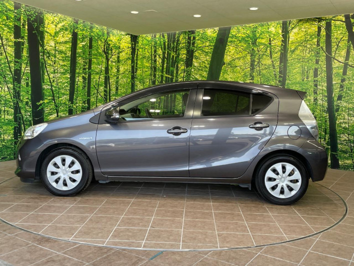 2013 Toyota Aqua DAA-NHP10 (UW-6a2a276cbec86)[15]