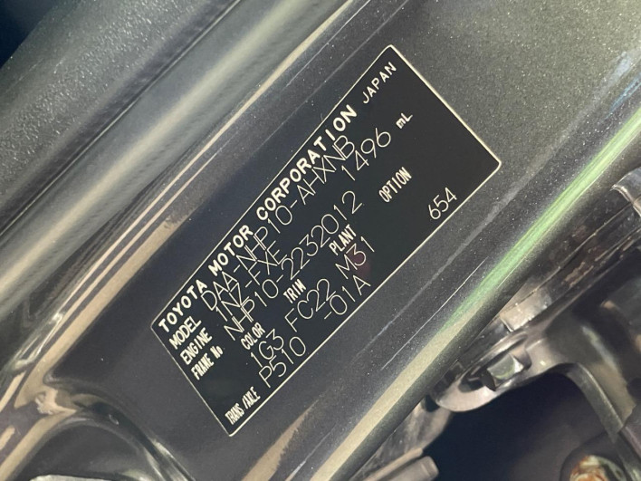 2013 Toyota Aqua DAA-NHP10 (UW-6a2a276cbec86)[1]