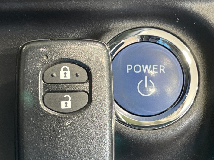 2013 Toyota Aqua DAA-NHP10 (UW-6a2a276cbec86)[5]