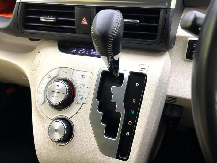 2015 Toyota Sienta DAA-NHP170G (UW-6a2a2772ee74a)[19]