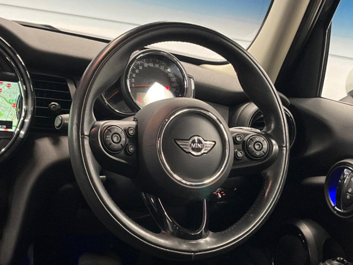 2018 Rover Mini DBA-XS15 (UW-6a2a27c22ea25)[27]