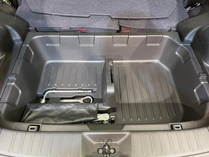 2011 Nissan JUKE DBA-YF15 (UW-6a2a27c644444)[29]
