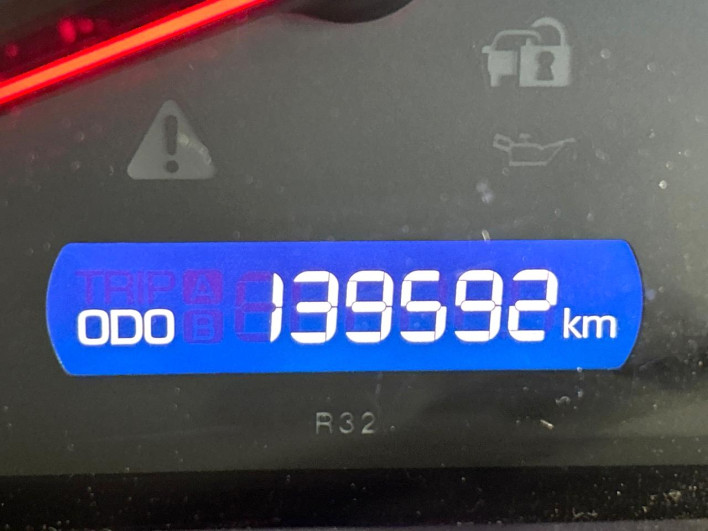 2014 Toyota Voxy DBA-ZRR80W (UW-6a2a27d16b3ca)[2]