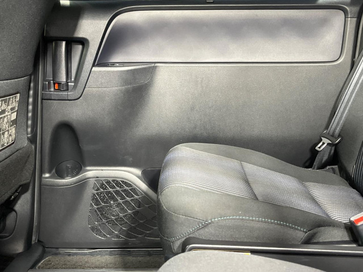 2015 Toyota Voxy DBA-ZRR80W (UW-6a2a27d273b9a)[23]