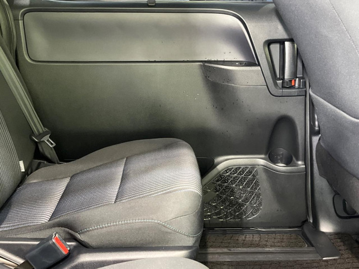 2015 Toyota Voxy DBA-ZRR80W (UW-6a2a27d273b9a)[24]