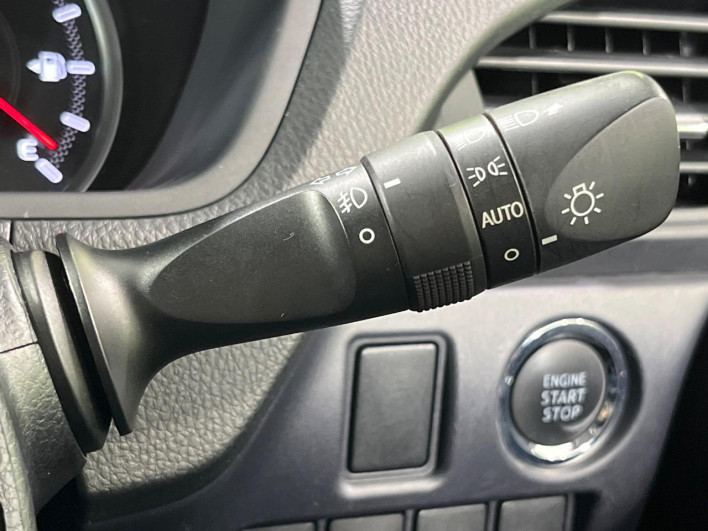 2015 Toyota Voxy DBA-ZRR80W (UW-6a2a27d273b9a)[18]
