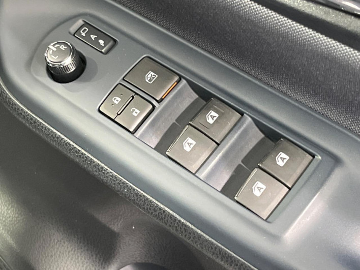 2015 Toyota Voxy DBA-ZRR80W (UW-6a2a27d273b9a)[5]