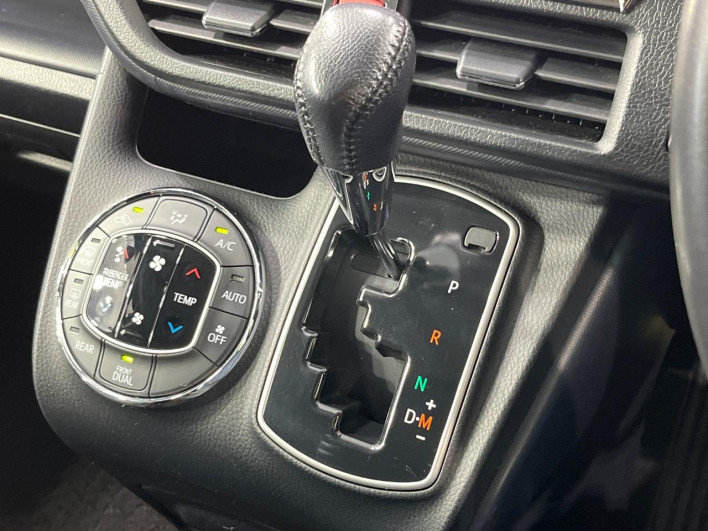 2015 Toyota Voxy DBA-ZRR80W (UW-6a2a27d273b9a)[16]