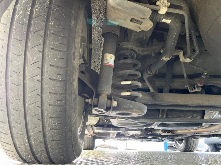 2016 Toyota Prius α DAA-ZVW41W (UW-6a2a27e4ba699)[18]