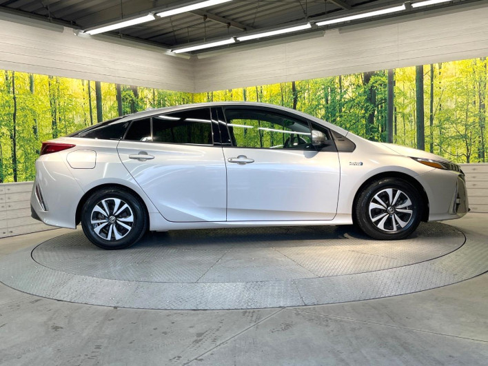 2017 Toyota Prius PHV DLA-ZVW52 (UW-6a2a27ec74a91)[8]