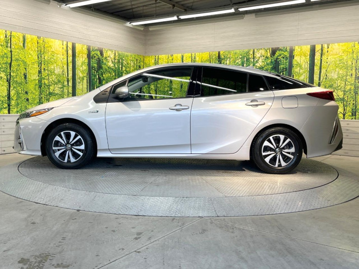 2017 Toyota Prius PHV DLA-ZVW52 (UW-6a2a27ec74a91)[12]