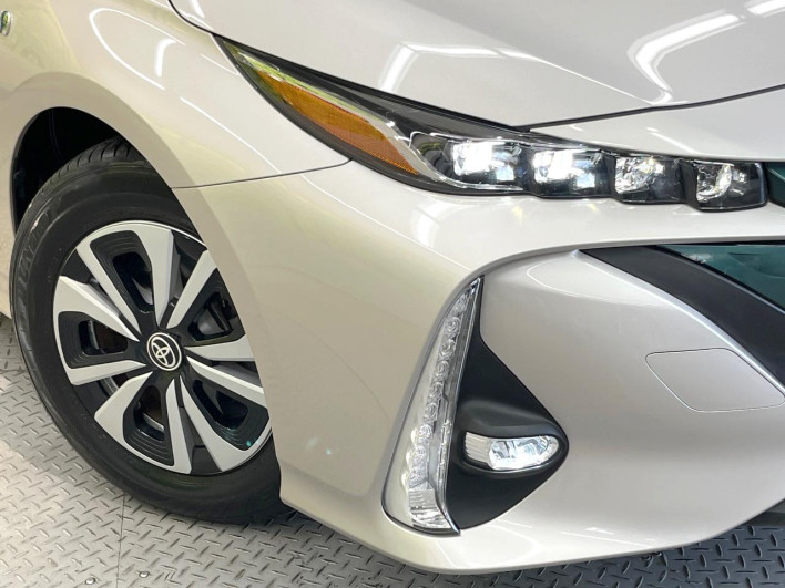 2017 Toyota Prius PHV DLA-ZVW52 (UW-6a2a27ec74a91)[14]