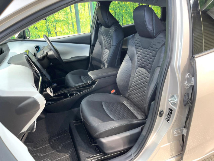 2017 Toyota Prius PHV DLA-ZVW52 (UW-6a2a27ec74a91)[22]