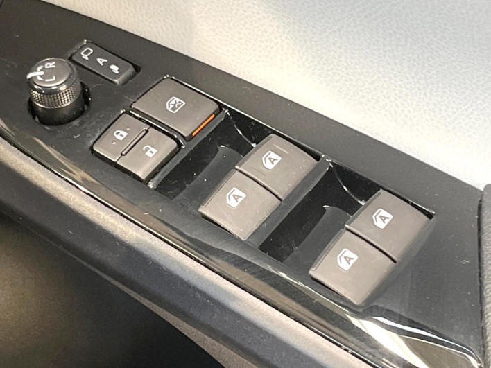 2017 Toyota Prius PHV DLA-ZVW52 (UW-6a2a27ec74a91)[24]