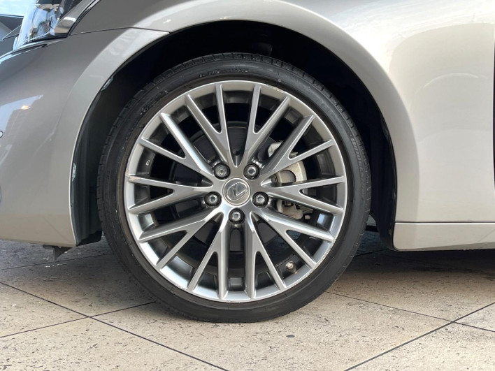 2017 Lexus IS DAA-AVE30 (UW-6a2b778d0bba9)[17]