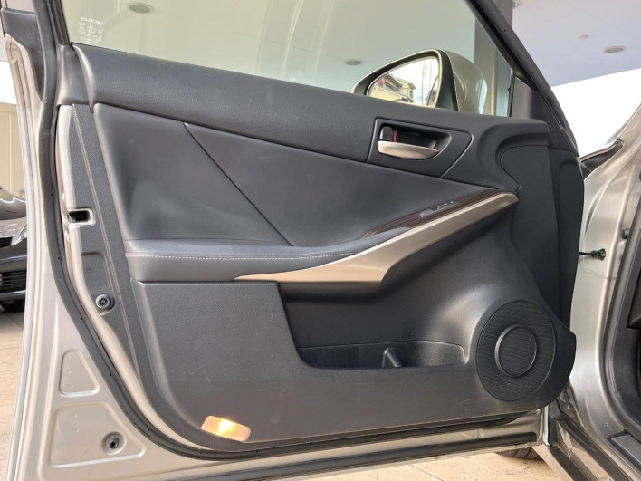 2017 Lexus IS DAA-AVE30 (UW-6a2b778d0bba9)[27]