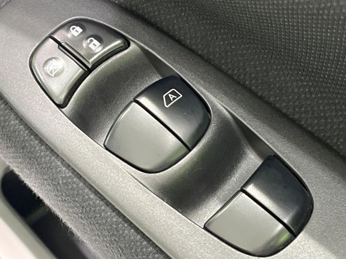 2013 Nissan Serena DAA-HFC26 (UW-6a2b7822769b3)[20]