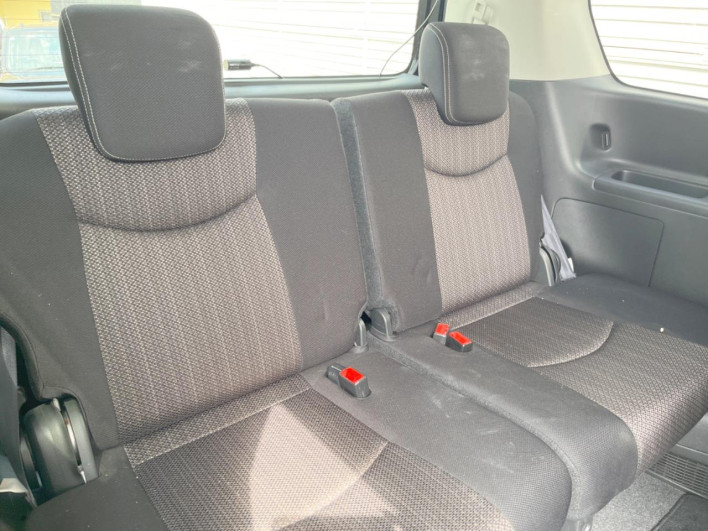 2016 Nissan Serena DAA-HFC26 (UW-6a2b78249d49a)[16]