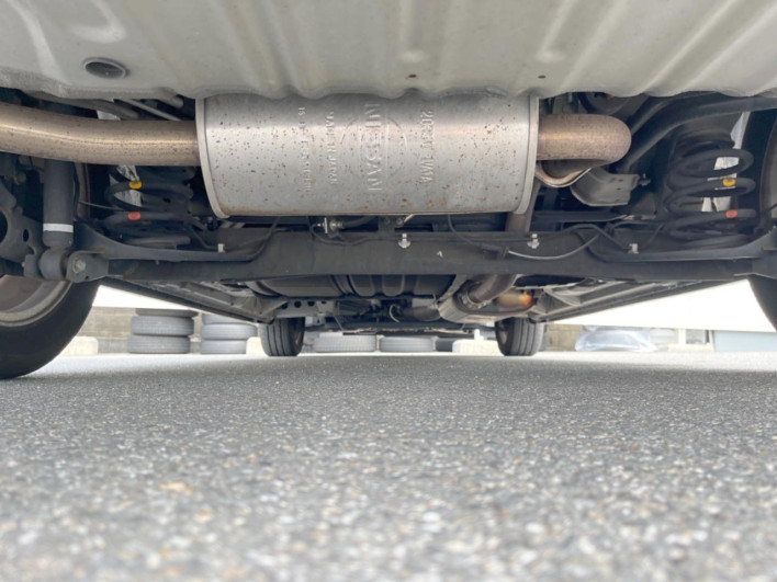 2016 Nissan Serena DAA-HFC26 (UW-6a2b78249d49a)[23]