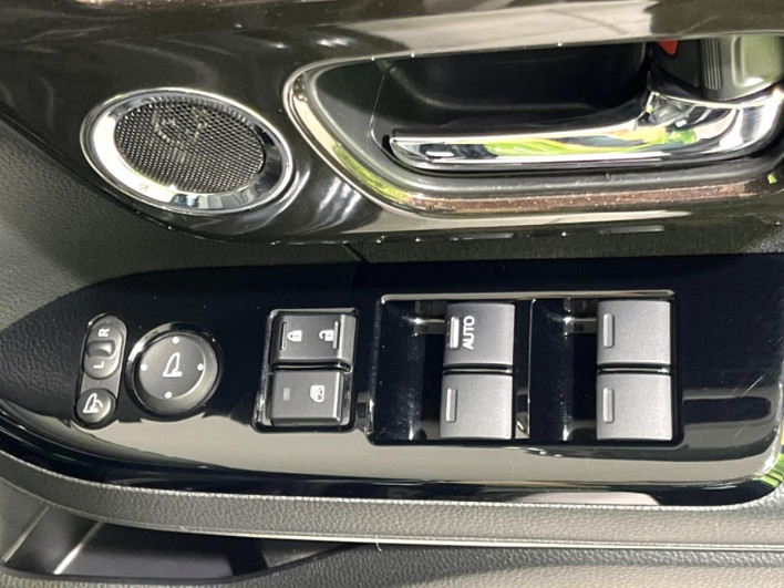 2018 Honda N-BOX CUSTOM DBA-JF4 (UW-6a2b784f13d68)[13]
