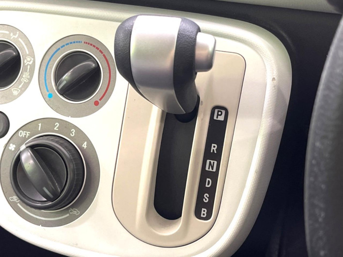 2013 Daihatsu Mira Cocoa DBA-L675S (UW-6a2b787713530)[24]
