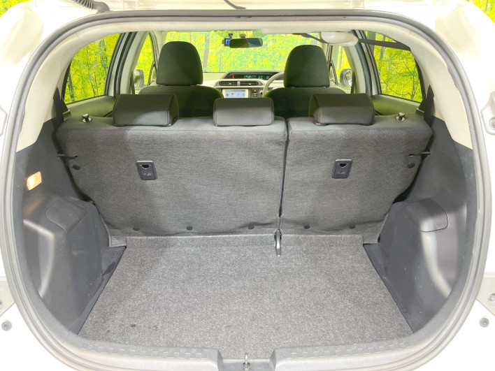 2013 Toyota Aqua DAA-NHP10 (UW-6a2b791aae2b7)[24]