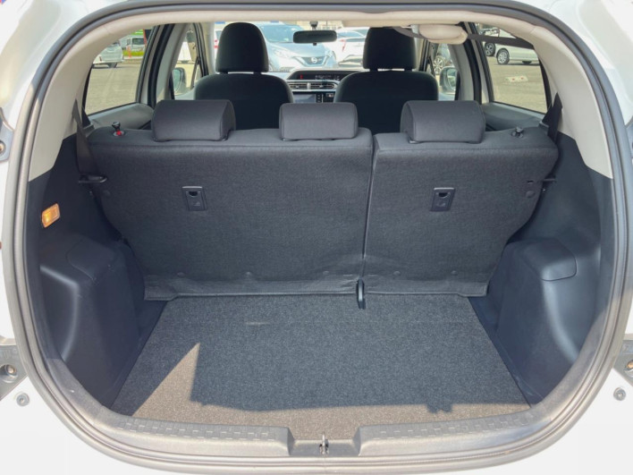 2015 Toyota Aqua DAA-NHP10 (UW-6a2b791f390d7)[5]