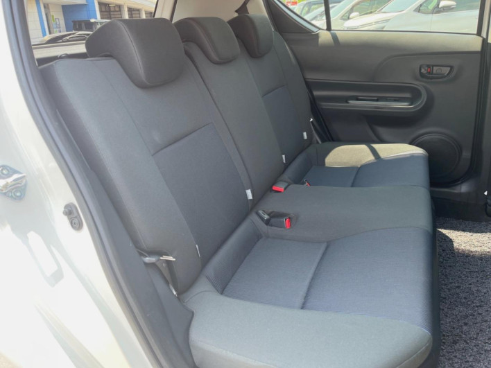 2015 Toyota Aqua DAA-NHP10 (UW-6a2b791f390d7)[4]