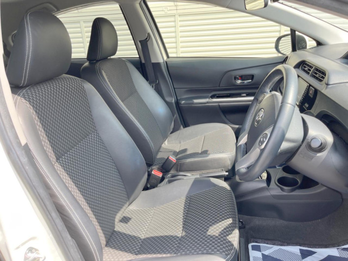 2016 Toyota Aqua DAA-NHP10 (UW-6a2b7920763cf)[14]