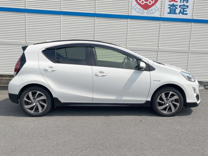 2016 Toyota Aqua DAA-NHP10 (UW-6a2b7920763cf)[16]