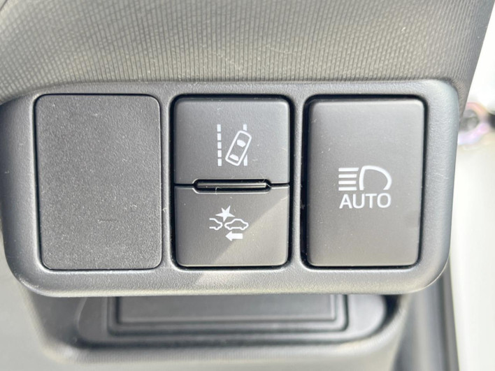2016 Toyota Aqua DAA-NHP10 (UW-6a2b7920763cf)[28]