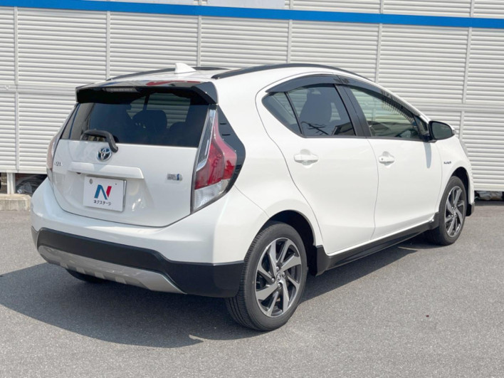 2016 Toyota Aqua DAA-NHP10 (UW-6a2b7920763cf)[17]