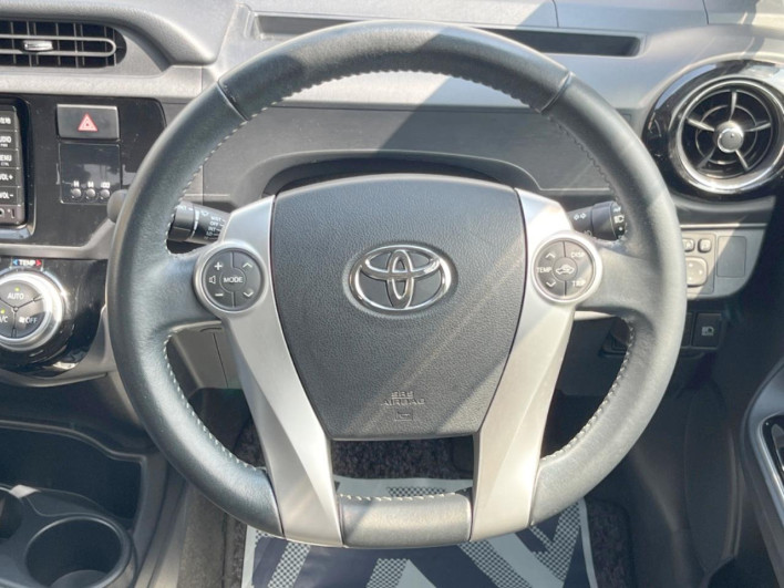 2016 Toyota Aqua DAA-NHP10 (UW-6a2b7920763cf)[25]