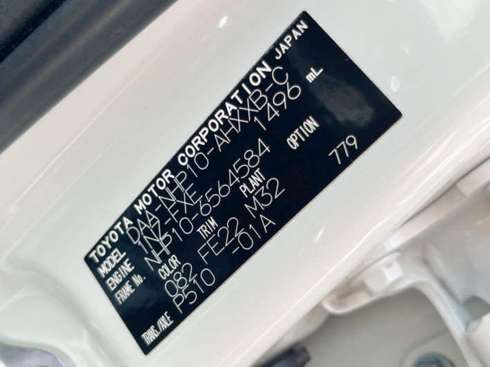2016 Toyota Aqua DAA-NHP10 (UW-6a2b7920763cf)[1]