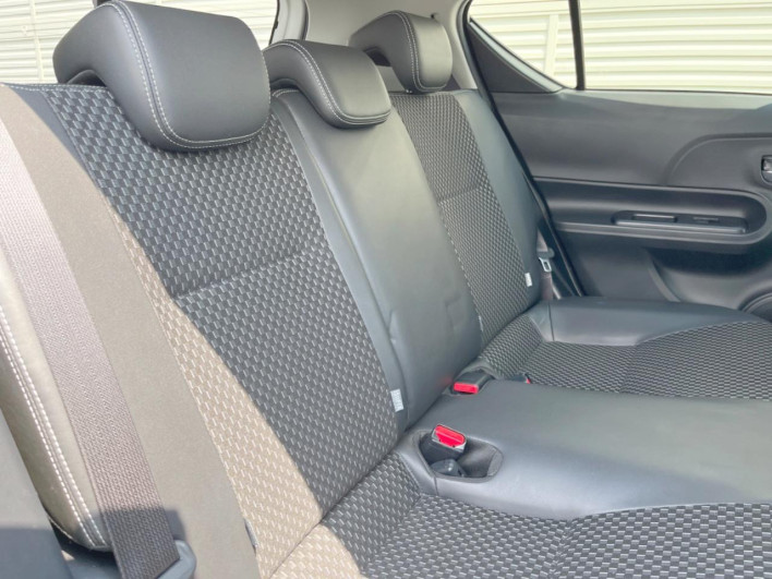 2016 Toyota Aqua DAA-NHP10 (UW-6a2b7920763cf)[15]