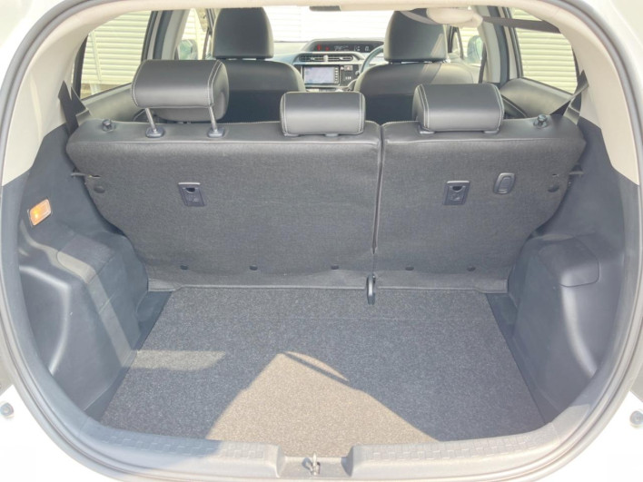 2016 Toyota Aqua DAA-NHP10 (UW-6a2b7920763cf)[19]