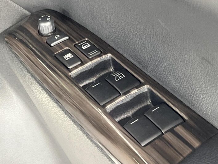 2016 Nissan Elgrand DBA-TE52 (UW-6a2b79607484a)[22]