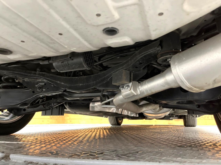 2016 Nissan Elgrand DBA-TE52 (UW-6a2b796146b8a)[10]