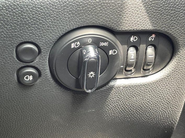 2021 Rover Mini 3BA-XU15MW (UW-6a2b7983c3132)[12]