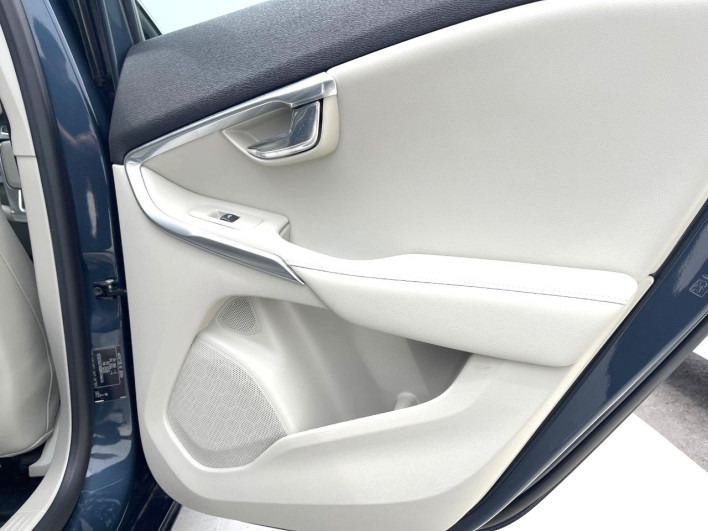 2018 Volvo V40 LDA-MD4204T (UW-6a2b798d781b9)[20]