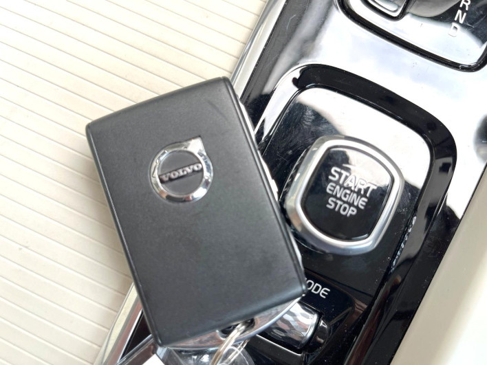 2020 Volvo XC60 5AA-UB420TXCM (UW-6a2b798ed0cea)[20]